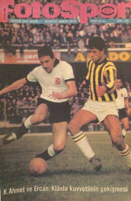 Fotospor Dergisi 4 Eylül 1967 Sayı 52 - Galatasaraylılar , Spor Yazarlarının Dev Kupası İle NDR86096 - 1