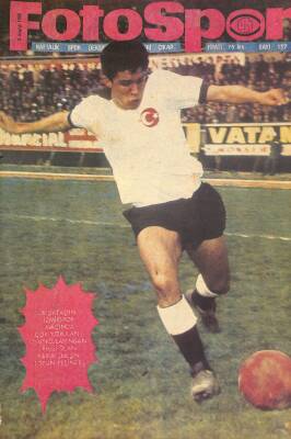 Fotospor Haftalık Spor Dergisi 3 Aralık 1968 Sayı 117 - Beşiktaşın İzmirspor Maçında Çok Yorulan Oyuncularından Birisi Olan Faruk,Meşin Topun Peşinde NDR85981 - 1