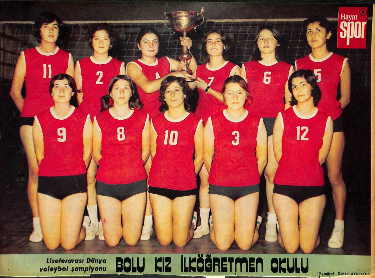 Hayat Dergisi Bolu Kız İlköğretmen Okulu Voleybol Takımı Oyuncu Kadrosu Poster KRT21153 - 1