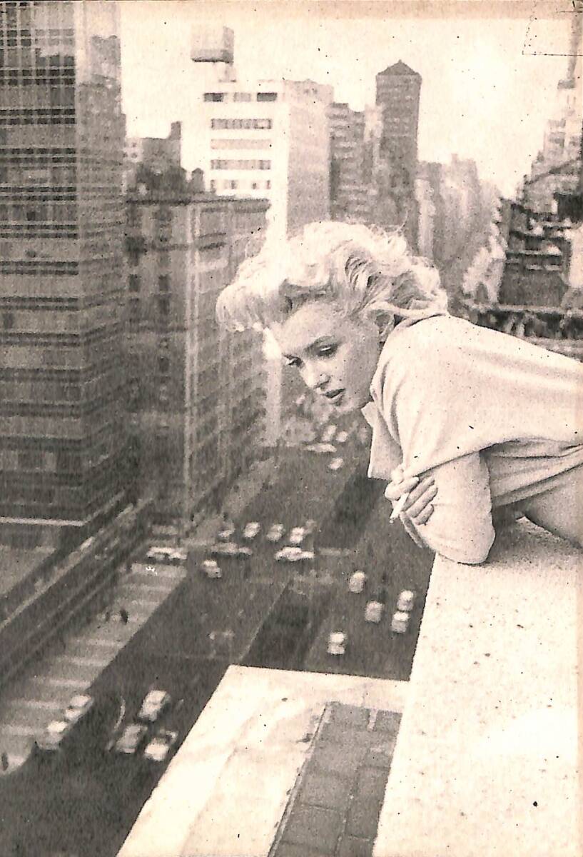 Marilyn Monroe Siyah Beyaz Kartpostal (Küçük Boy) KRT22780 - 1